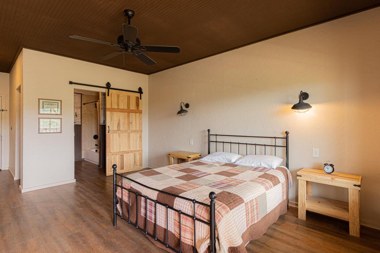 -Pet Friendly- Miners Cabin #5 -Two Double Beds - Private Balcony Tombstone Exterior foto