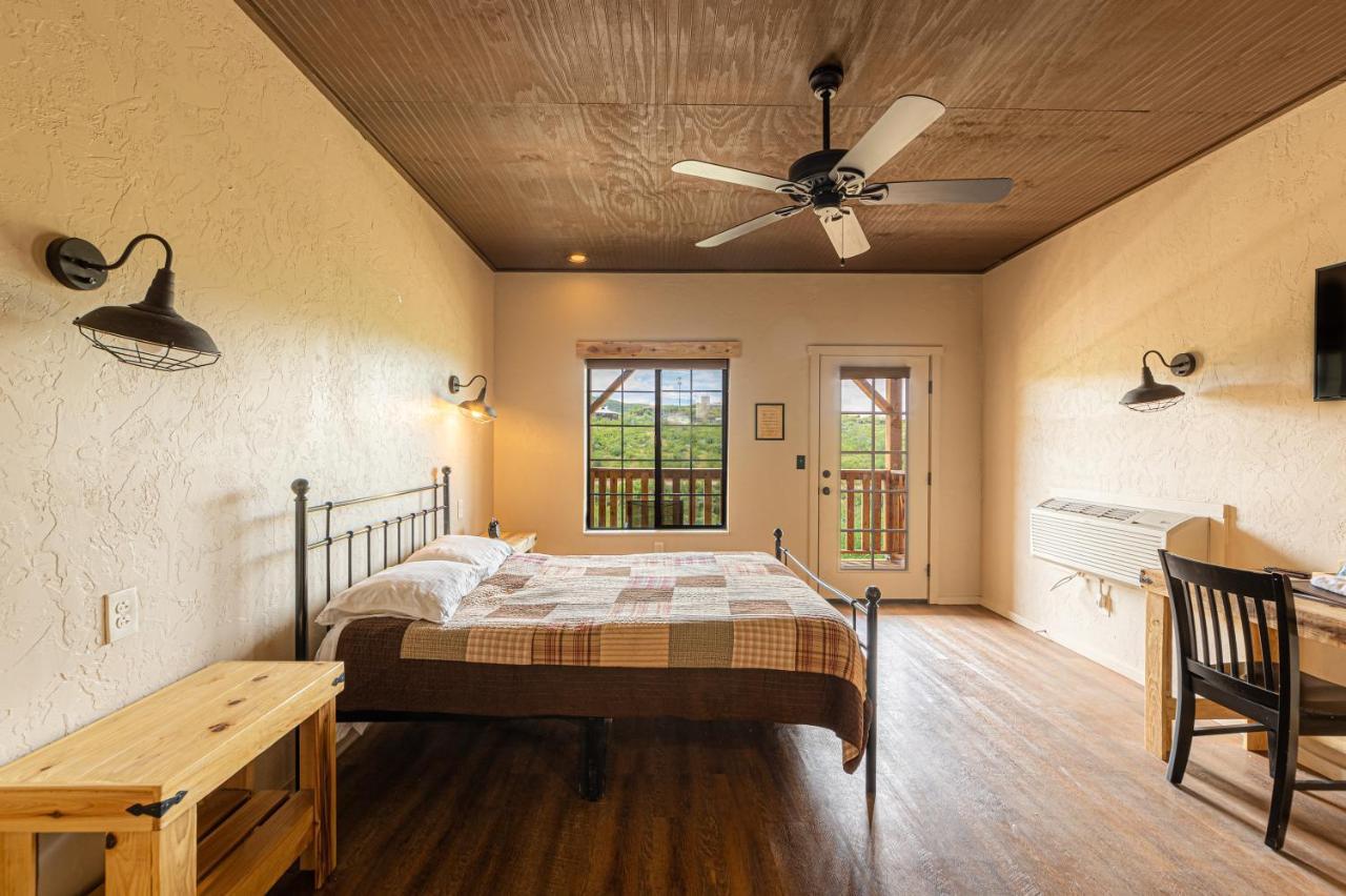 -Pet Friendly- Miners Cabin #5 -Two Double Beds - Private Balcony Tombstone Exterior foto