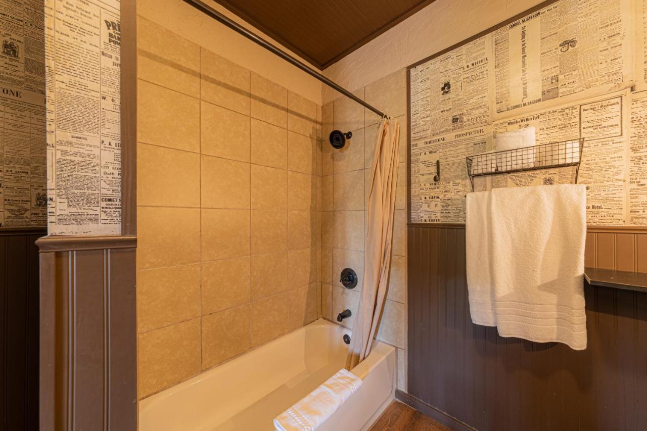 -Pet Friendly- Miners Cabin #5 -Two Double Beds - Private Balcony Tombstone Exterior foto